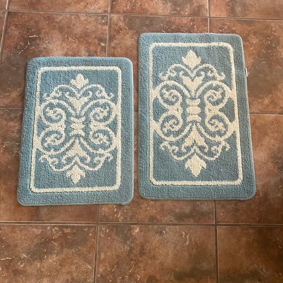 Shower curtain and rugs - Picture 2 of 3